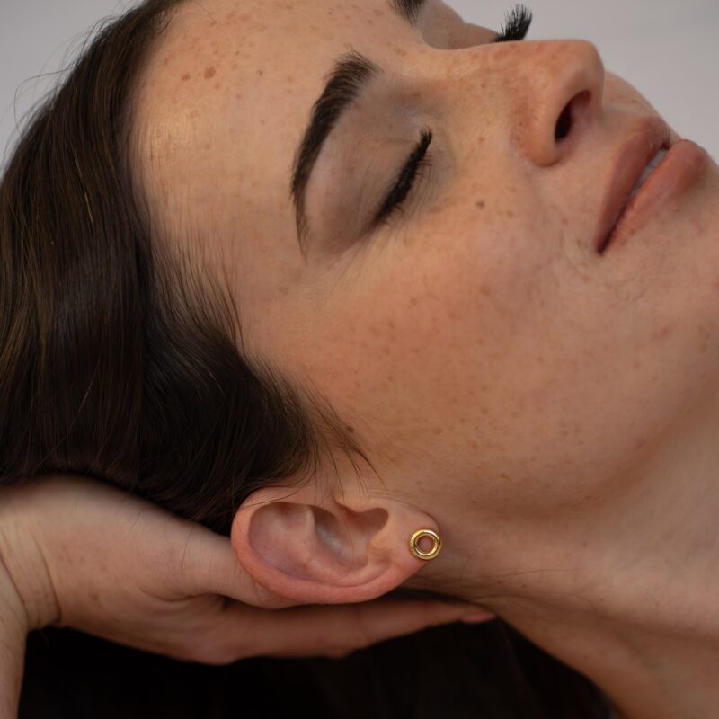 round gold earring עגיל זהב צמוד בצורת עיגול